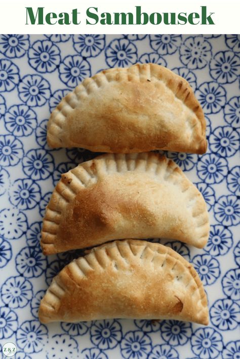 Lebanese Meat Pies, Middle Eastern Recipes Arabic Food, Perfect Picnic Food, Hand Pies Savory, Lebanese Desserts, Meat Pie Recipe, Lebanese Cuisine, Savory Pastry, Lebanese Food