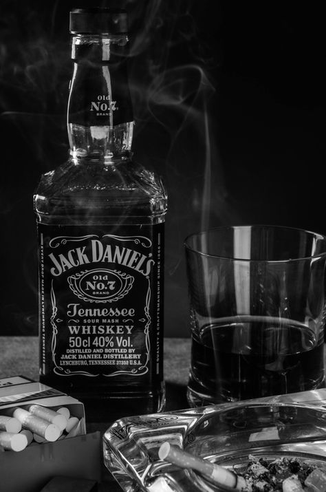 Whiskey Jack Daniels Photography, Jack Daniels Wallpaper, Jack Daniels Bottle, Western Photoshoot, Jack Daniels Distillery, Alcohol Aesthetic, Jack Daniel, Black Lips, Phone Wallpaper For Men