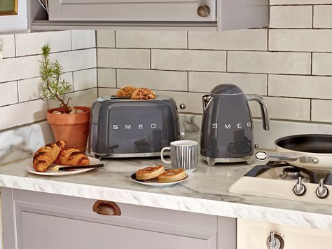 Smeg Kettle In Kitchen, Kettle And Toaster Set In Kitchen, Smeg Toaster In Kitchen, Smeg Appliances In Kitchen, Smeg Kettle And Toaster, Smeg Kitchen Ideas Inspiration, Smeg Kitchen Ideas, Detailed Kitchen, New Kitchen Inspiration