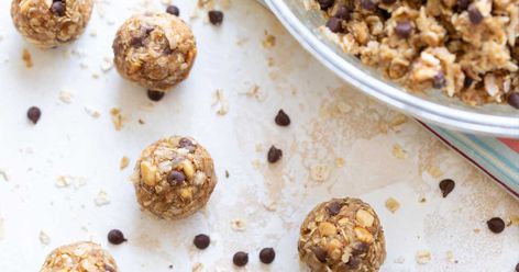 Peanut Butter Energy Balls {No Bake, Healthy Snack!} Energy Balls No Bake, No Bake Healthy, Peanut Butter Energy Balls, Bake Healthy, Beach Snacks, Power Snacks, Energy Ball Recipe, Snack Bites, Peanut Butter Honey