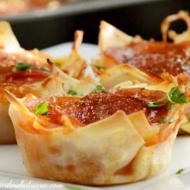 Wonton Appetizers, Wonton Wrapper Recipes, Pepperoni Pizza Dip, Pizza Cups, Wonton Cups, Pizza Dip, Cheese Sauce For Pasta, Wonton Recipes, Game Day Appetizers