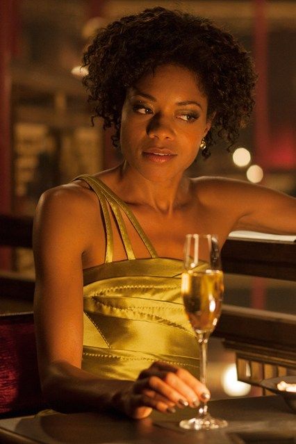 Naomie Harris wears Amanda Wakeley as Miss Moneypenny in Skyfall Leviathan Wakes, Naomi Harris, Daniel Craig 007, Naomie Harris, Modern Kimono, Amanda Wakeley, Ralph Fiennes, Planet Ocean, Bond Girls