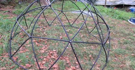 Geodesic dome chicken tractor - Permaculturing in Portugal Dome Chicken Coop, Vine Trellis, Chicken Tractor, Greenhouse Ideas, Greenhouse Growing, Permaculture Design, Construction Plan, Black Pipe, Geodesic Dome