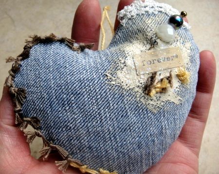 Denim Recycle Projects, Scrappy Hearts, Recycled Denim Projects, Denim Hearts, Denim Wreaths, Fun Denim, Somerset Studio, Denim Pillow, Denim Scraps