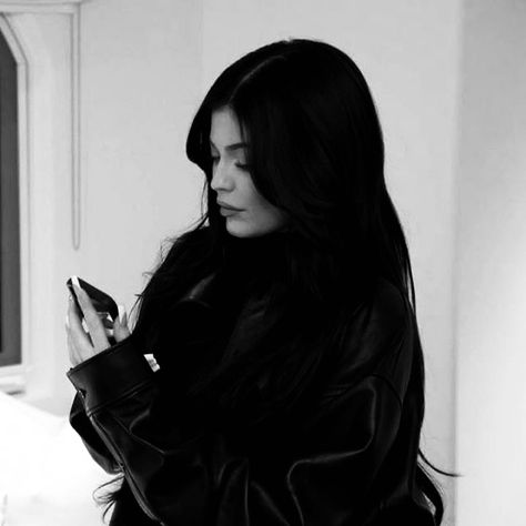 Kylie Jenner Black And White, Kylie Jenner Pfp, Kylie Jenner Black, Kylie Jenner Icons, King Kylie, Pink Instagram, Black Pink Instagram, Dream Lifestyle, Feminine Energy