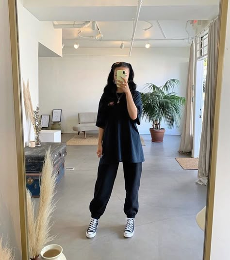 Sweatpants And Oversized Shirt, Black Sweatpants Outfit, Black Joggers Outfit, Black Tshirt Outfit, Black Shirt Outfits, Beck Oliver, Oversized Shirt Outfit, Cute Sweatpants Outfit, Sweats Outfit