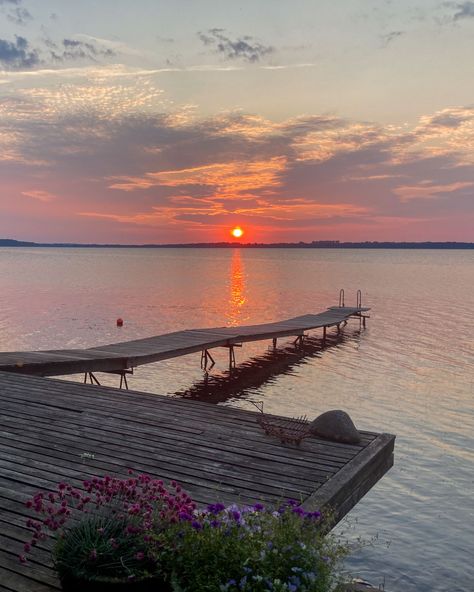 Wir freuen uns sehr, ein neues Haus begrüßen zu dürfen – diesmal ganz im Süden in Skåne. Hier erwartet euch ein Grundstück direkt am See (näher geht's nicht!), eine Sauna und ein Boot. Das Haus eignet sich prima für 2 wasserverliebte Schwedenfans, die nicht zu weit hoch gen Norden fahren möchten, dafür aber trotzdem so nah am See wie möglich Urlaub machen wollen. Quick Saves