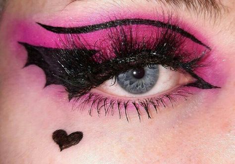 #monsterhigh #draculaura Monster High Makeup Looks Draculaura, Draculaura Inspired Fits, Draculaura Halloween Costume Aesthetic, Draculaura Eye Makeup, Draculaura Cosplay Makeup, Draculora Monster High Costume, Draculaura Inspired Makeup, Monster High Costume Aesthetic, Monster High Draculaura Makeup