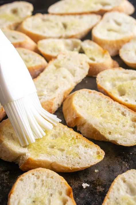 This easy crostini recipe makes a delicious golden, toasted bread base for bruschetta, dips, and other toppings. It's a staple for party appetizers! Homemade Crostini Bread, Toasting Baguette Slices, Bruschetta Toast Recipe, Baguette Uses, Toasted Baguette Slices Recipes, Bruchetta Bread, Easy Crostini, How To Make Crostini, Crostini Bread