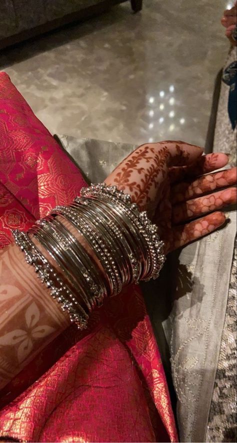 Churiyan Aesthetic, Desi Bangles Aesthetic, Desi Vibes Aesthetic, Shaadi Vibes, Desi Things, Desi Jewelry, South Asian Aesthetic, Desi Vibes, Jewellery Traditional