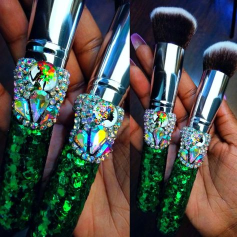 🚨30% OFF ALL WEEK🚨 NEW Black Girl Magic Makeup Brushes💎 I only have a few of these available right now and they are ALL 30% OFF WHILE SUPPLIES LAST😍😍😍 🚨NOW AVAILABLE, CODE: SLAYBABE🚨 Valentine Makeup, Brides Party, Bling Makeup, Magic Makeup, Women Products, Christmas Cake Designs, Hacks Makeup, Rhinestone Projects, Loose Pigments