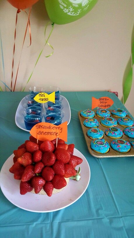 My finding nemo diy party Finding Nemo Backdrop Ideas, Finding Nemo Themed Food, Finding Nemo Themed Birthday Party, Finding Nemo Snack Ideas, Finding Nemo Party Favors, Finding Nemo Food Ideas, Finding Nemo Cupcakes, Finding Dory Party Ideas, Nemo Birthday Party Decorations