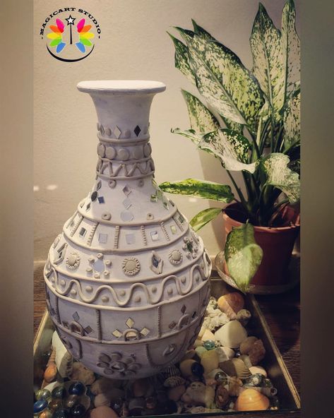 Traditional mud and mirror art Lippan Art, Mirror Art, Flower Vase, Flower Vases, Vase, Mirror, Flowers, Home Decor, Art