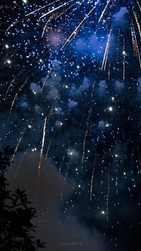 Fireworks Wallpaper, هاكونا ماتاتا, Whatsapp Wallpaper, The Night Sky, Alam Yang Indah, Night Aesthetic, Blue Aesthetic, Aesthetic Iphone Wallpaper, All The Way