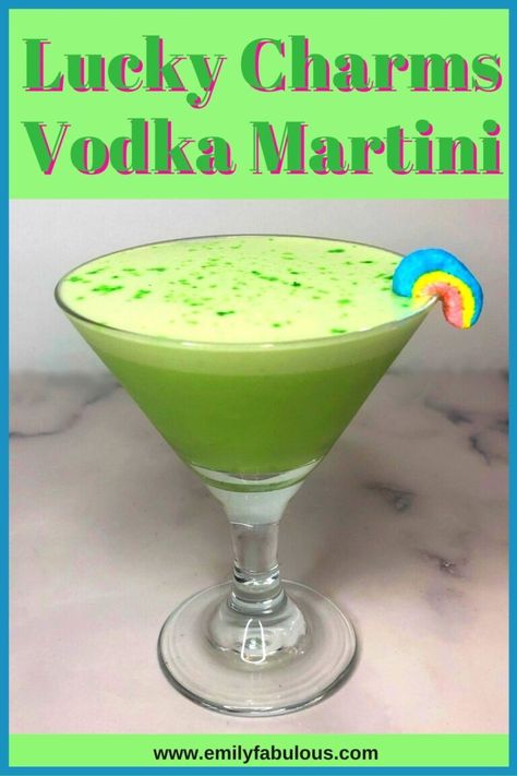 Shamrock Martini, Irish Martini, Vanilla Vodka Drinks, Baileys Recipes Drinks, Green Martini, St Patricks Food, St Patricks Day Drinks, Alcohol Beverages, Baileys Recipes