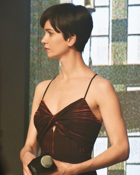 20s Short Hair, Katherine Waterston Hair, Two Color Hair, Short Hair Outfits, Katherine Waterston, Pixie Haircut For Thick Hair, Perfect Hair Color, 90s Hairstyles, Short Hairstyles For Women