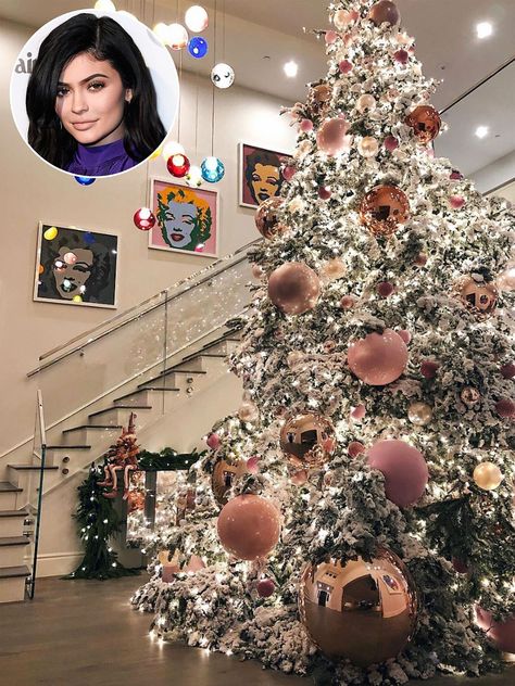 kylie-jenner-christmas-tree Kylie Christmas, Kardashian Christmas, Diy Christmas Tree Skirt, Christmas Tree Base, Gold Christmas Tree Decorations, Luxury Christmas Tree, Elegant Christmas Decor, Family Christmas Cards, Black Christmas Trees