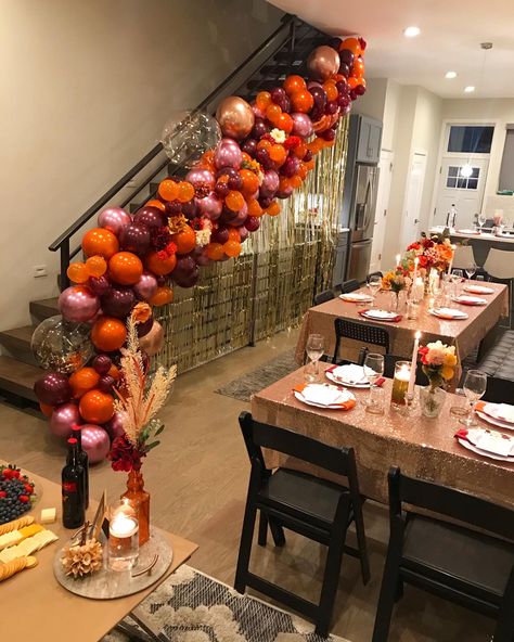 Friendsgiving Dinner Party Table Decor, Friendsgiving Pajama Party, Friendsgiving Balloon Arch, Thanksgiving Bar Ideas, Friendsgiving Party Decor, Friendsgiving Balloons, Friendsgiving Backdrop Ideas, Thanksgiving Checklist Food, Friendsgiving Photo Backdrop