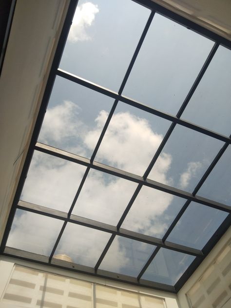 Glass Roof Design Ceilings, Window Ceiling Glass Roof, Skylight Ceiling Design, Roof Windows Skylight, Balcony Ceiling Ideas, Metal Interior Design, Flat Roof Skylights, Italian Country House, Glass Skylight