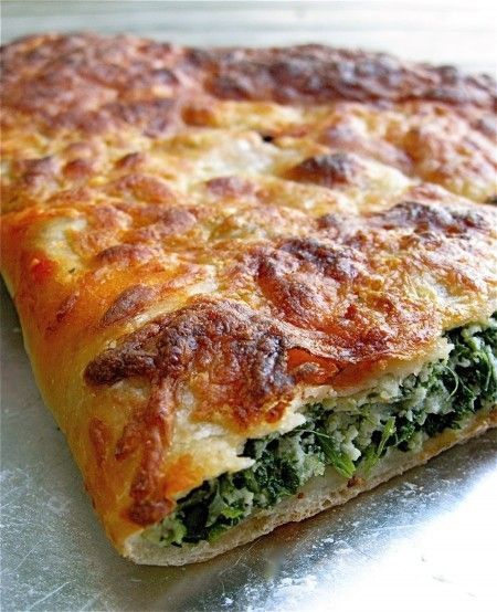 My mom made this all the time.....but the Sicilian version no cheese, just spinach sauted with garlic and raisins. The Sicilian name is Scacciata. Calzone Recipe, Calzone Pizza, Spinach Ricotta, Chapati, A Pizza, Italian Dishes, Fajitas, Vegetarian Dishes, Paneer