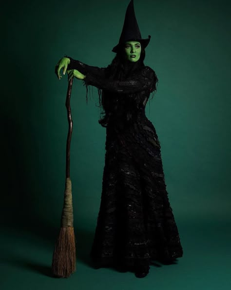 The Wicked Witch Of The West Costume, Movie Witches Costumes, Wicked Musical Costumes, Wicked Witch Of The West Inspired Makeup, Fiyero Wicked Costume, Elphaba Costume, Folk Halloween, Wicked Aesthetic, Glinda Wicked Broadway