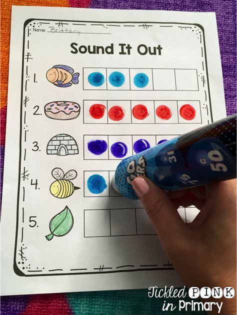 These worksheets help students count the number of sounds they hear in a word Phoneme Segmentation Activities, April Preschool, Phoneme Segmentation, Syllables Activities, Emergent Literacy, School 2015, Phonemic Awareness Activities, Kindergarten Language Arts, Activities For Kindergarten