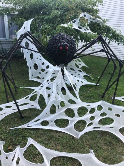 Diy Large Outdoor Spiders, Diy Giant Outdoor Spider Web, Giant Outdoor Spider Diy, Diy Huge Outdoor Spider, Giant Pvc Spider Diy, Halloween Comics, Halloween Yard Displays, Diy Spider, Haunted Trail