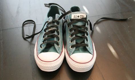 Top 10 DIY Makeovers For Your Old Converse Dark Green Converse, Old Converse, Recycling Clothes, Recycled Shoes, White Chucks, Custom Chuck Taylors, How To Dye Shoes, Rit Dye, Converse Shop