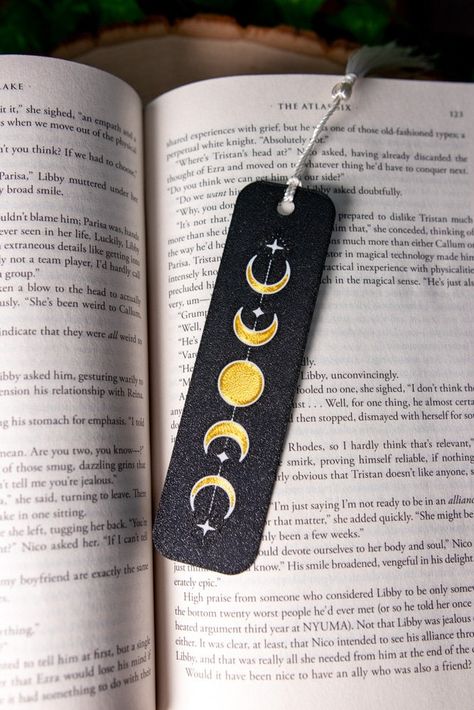 Moon Phases 3D Printed Bookmark Black Bookmarks Handmade, Outline Notes, Moon Bookmark, Harry Potter Bookmark, Homemade Bookmarks, Handmade Bookmarks Diy, Creative Bookmarks, Background Gold, Bullet Proof