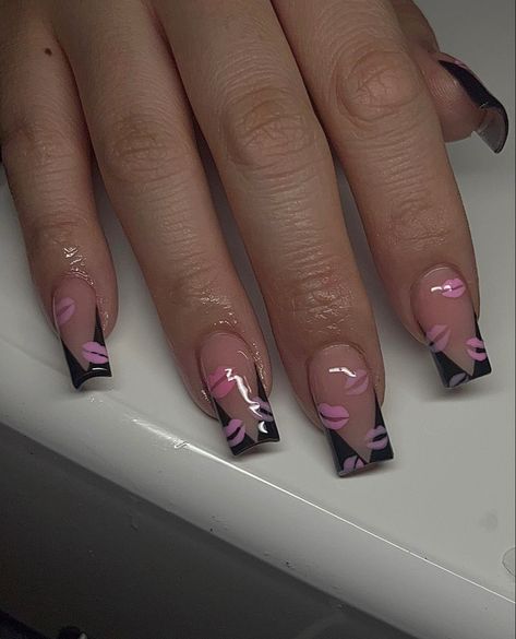 @Rissadidem on insta 🫶🏽 Short Acrylic With Initial, Square Nails French Tip Color, Short Square Nails Design Ideas 2024, Nails With Kisses, Valentines Nail Set, Nail Sunny, Kiss Nails, Hard Nails, Colored Acrylic Nails