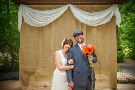 Burlap backdrop. Rustic wedding. Burlap Backdrop Wedding, Burlap Backdrop, Wedding Photo Backdrop, Stall Decorations, Photo Backdrop Wedding, Wedding Backdrops, Utah Mountains, Backdrop Wedding, Burlap Wedding