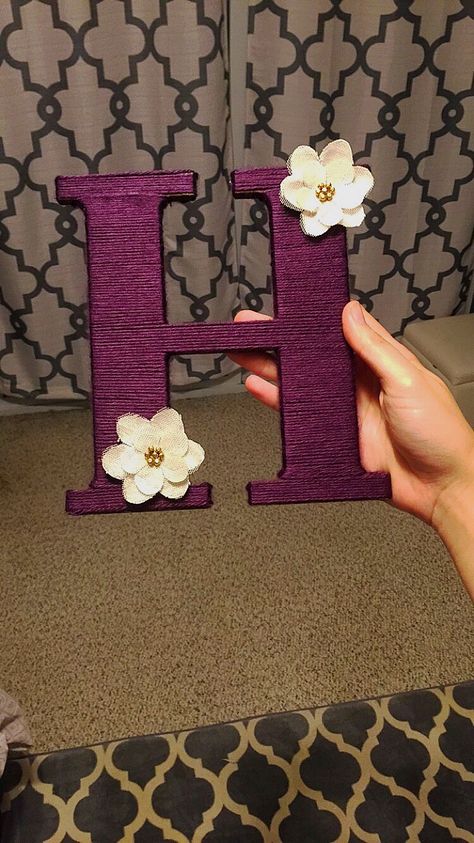 Cardboard letter painted then wrapped with yarn DIY Cardboard Alphabet Diy, Letter Crafts For Adults, Cardboard Letter Decorating Ideas, Diy Letters For Wall, Cardboard Letters Diy Decoration, Diy Cardboard Letters, Letter Decoration Ideas, Yarn Wrapped Letters, Yarn Letters