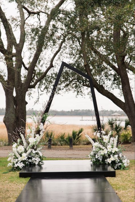 hamida charlie charleson wedding asymmetrical ceremony White Spirea, Ceremony Arbor, Black And White Wedding Theme, White Wedding Theme, Wedding Arbour, Wedding Altars, Boda Mexicana, Dusty Miller, Geometric Wedding