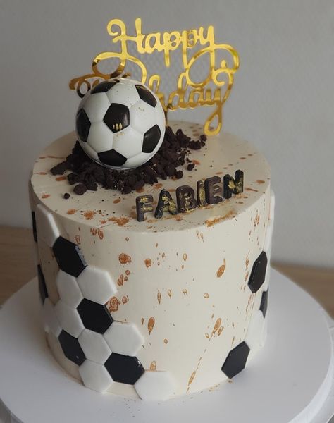 Cool Birthday Cakes For Boys, Volleyball Themed Cake, Football Birthday Party Cake, Birthday Cake Soccer, Soccer Cake Ideas, Man Cake Ideas, Madrid Cake, Football Cake Design, Real Madrid Cake