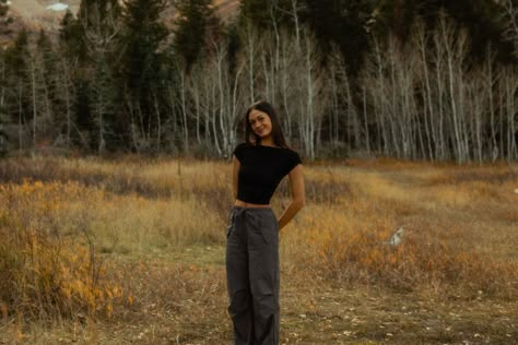 insta @ sofiastosich Senior Picture Mountain Ideas, Senior Picture Ideas Sunset, Gloomy Day Photoshoot, Autumn Senior Pictures, Film Photoshoot, Cute Senior Pictures, Sunday Photos, Field Photography, Senior Photography Poses