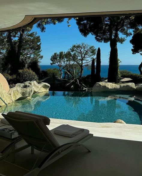 French Riviera Days🥂 Next travel destination? #oldmoneycentury #frenchriviera #travel #monacco #oldmoney #luxury French Riviera House, Rich Vibes, Lake Como Villas, Old Money House, Billionaire Lifestyle Luxury Living, Rich Luxury, Volunteer Travel, Money Rich, Things I Want