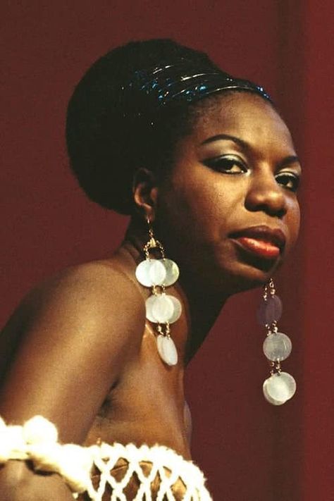 Old School Jams - Singer-songwriter Nina Simone was born... Nina Simone Art, Emory Douglas, Afro Music, Jerry Jeff Walker, Newport Jazz Festival, Earth People, Draw Portrait, Lounge Music, Soul Singers