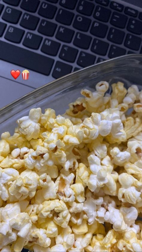 Food Pictures Instagram Story, Popcorn Snap, Netflix Popcorn, Popcorn Aesthetic, Picnic Snacks, Night Snacks, Think Food, Snap Food, Food Snapchat