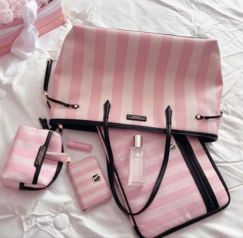 Victoria Secret Makeup Bag Aesthetic, Victoria Secret Aesthetic Room, Pink Must Haves, Victoria Secret Handbag, Victoria Secret Accessories, Vs Luggage, Vs Handbag, Victoria Secret Purse, Mode Gossip Girl