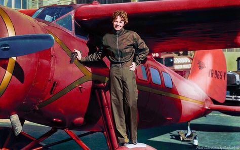 History in Color on Instagram: “American aviation pioneer, Amelia Earhart, best known as the first female aviator to fly solo across the Atlantic Ocean, standing next to…” Amelia Earhart Picture, Female Aviator, Bessie Coleman, Pilot Uniform, Military Photography, Side Return, Airplane Pilot, Female Pilot, Course Automobile