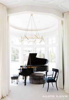 The chandelier—which resembles pick-up sticks—gives the space some edge. The Chandelier, A Petite Pentagone, was designed by  @JonathanBrowning | Interior Design by Alice Lane | Photography by @nicolegerulat | Featured in @elledecor  Follow our new Lighting Board on Pinterest for more illumination! Grand Piano Room, Piano Room Decor, Piano Living Rooms, Home Music Rooms, Piano Design, Piano Decor, Alice Lane, Piano Room, Coastal Contemporary