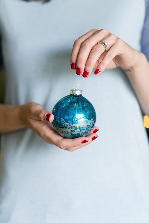 DIY Galaxy and Planet Christmas Ornaments - Shrimp Salad Circus Science Christmas Ornaments, Galaxy Tree, Galaxy Christmas, Clear Christmas Ornaments, Christmas Science, Diy Galaxy, Christmas Balls Decorations, Crafts Decor, Glass Ball Ornaments