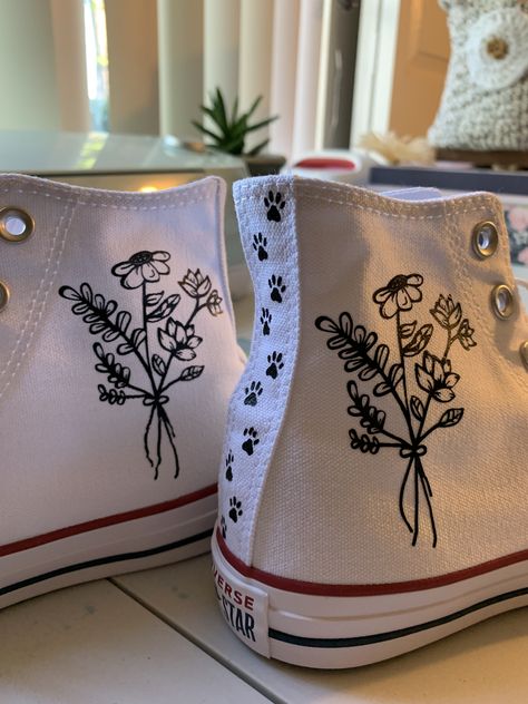 Drawing On Shoes Ideas Easy, White Converse Drawing On Shoes, Drawing On White Converse, Cricut Shoes Projects, Black Converse Painting Ideas, Converse Painting Ideas High Tops, Converse Designs Diy Paint, White Converse Painting Ideas, Drawing On Converse Ideas