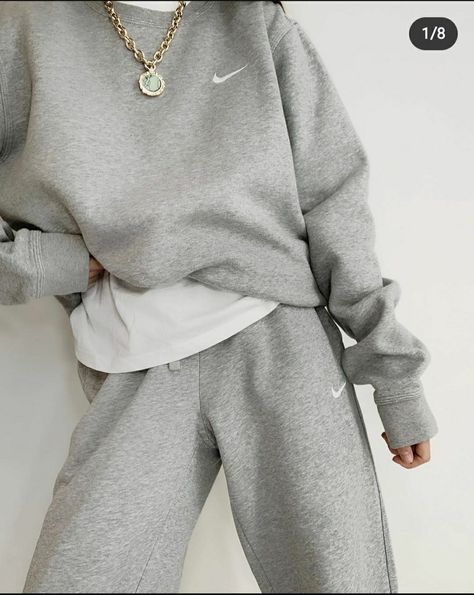 Sweatset Girl, Tuta Outfit Style, Nike Sweat Set, Outfit Tuta, Comfy Outfits For School, Sweats Aesthetic, Outfit Ideas Cozy, Cozy Outfit Ideas, 70’s Outfit