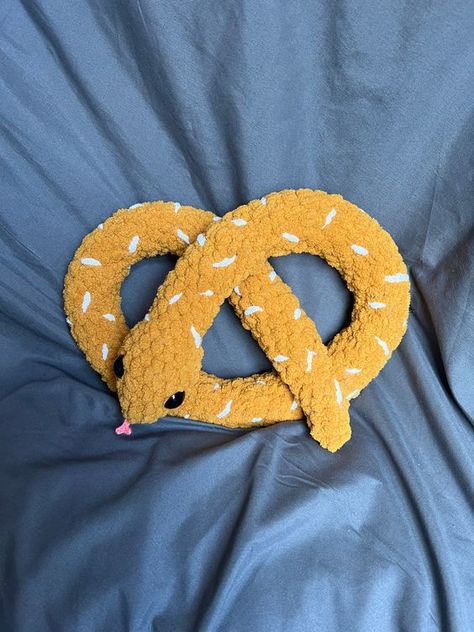 Snake Pretzel Crochet Pattern Easy crochet toys #easycrochettoys #crochet #crochettoy #crochetpattern #crochetpatterns 5.278 Toys Quotes, Easy Crochet Animals, Tanah Liat, Crochet Design Pattern, Kawaii Crochet, Crochet Food, Beginner Crochet Projects, Fun Crochet, Quick Crochet