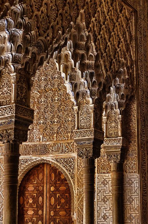 Top 4 Spanish Cities and their Moorish Architecture to Visit with Kids Great Mosque Of Córdoba, Alcazar Seville, Moorish Architecture, Bathroom Floor Plans, Asian Architecture, Spanish Culture, Al Andalus, Spanish Architecture, Islamic World