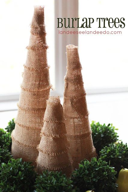 DIY Burlap Christmas Trees!! @Alysha Cauffman Marquez look at these!!!! Rustic Christmas Trees, Burlap Christmas Decorations, Burlap Crafts Diy, Burlap Trees, Christmas Tree Beads, Burlap Christmas Tree, Burlap Projects, Diy Burlap, Burlap Crafts