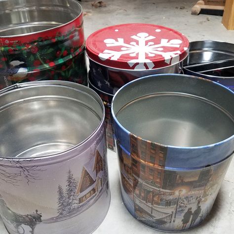 I have this huge pile of popcorn tins that I just can seem to throw away - so I decided it was time to turn one into something amazing - a beautiful trash can!! start with some used popcorn tins - make sure to clean then out really well.  Pick a size that works for your area as a trash can. You can even use tins that are full of color like this one. paint the tin with gesso, this covers up the previous design. i then gave it a coat of paint in teal - but if this is not your style pick… Popcorn Tin Repurpose Diy, Repurposed Tins Containers, Upcycle Popcorn Tins, Upcycle Tin Containers, Popcorn Tins, Light Fixture Makeover, Popcorn Tin, Christmas Popcorn, Upcycled Decor