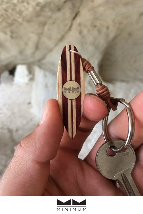 Wood Keychain Ideas, Surfboard Keychain, Wooden Keychain Ideas, Small Projects Ideas, Deco Surf, Wood Jewelery, Surf Jewelry, Nautical Crafts, Vintage Props