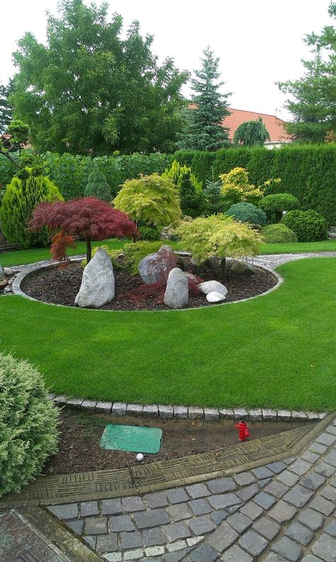 Small Front Yard Landscaping, Lawn And Landscape, Rock Garden Landscaping, Front House Landscaping, Outdoor Gardens Design, Backyard Garden Design, Front Yard Garden, Garden Edging, Front Yard Landscaping Design